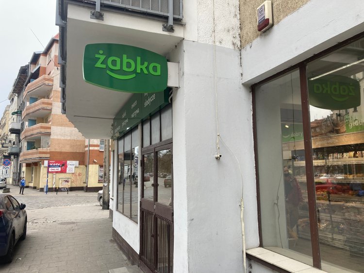 Nowość w Żabce. Zamówisz hot-doga z dostawą