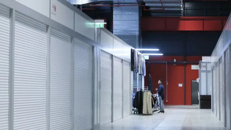 Zamknięto duże centrum handlowe. Kupcy protestują, musiała interweniować policja 