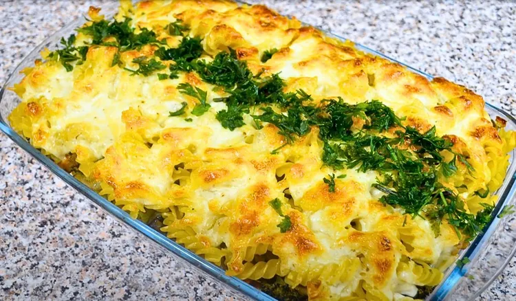Taką zapiekankę robię, gdy nie mam czasu na gotowanie. Starcza na kilka dni i smakuje każdemu