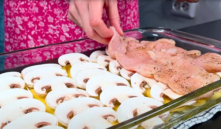 Kroję pieczarki, układam na ziemniakach i przykrywam mięsem. Ta zapiekanka to hit w moim domu