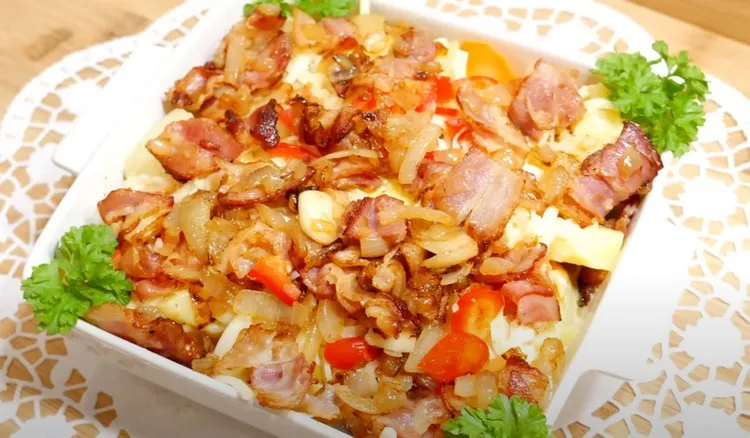 Ziemniaki, boczek i kilka dodatków, ten obiad to hit. Jest tani i zrobisz go w chwilę