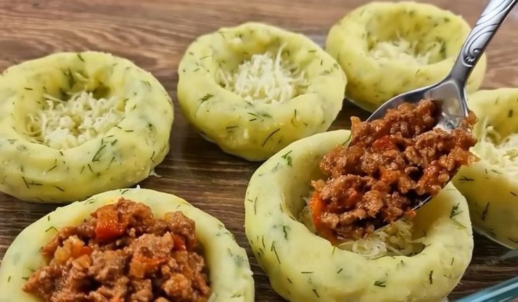 Te ziemniaki są tak pyszne, że robię je co kilka dni. Rodzina za nimi przepada, każdy prosi o dokładkę
