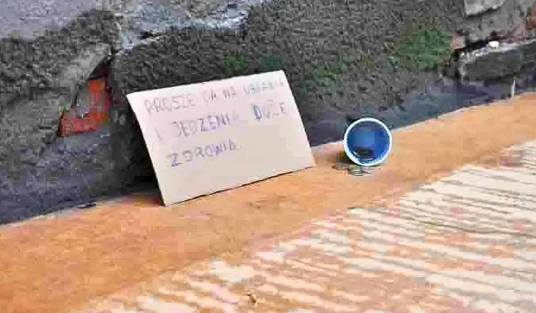 Zmarznięte dziecko prosiło o jedzenie pod sklepem. Interweniowały służby