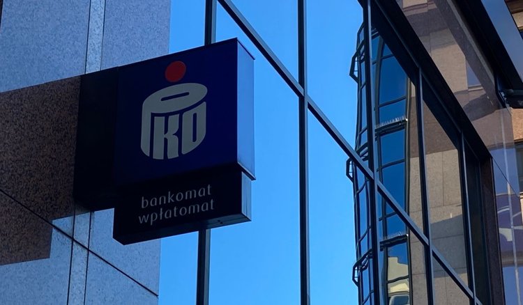 Za wypłacenie pieniędzy z bankomatu zapłacisz aż 10 zł. Banki podwyższają ceny za swoje usługi