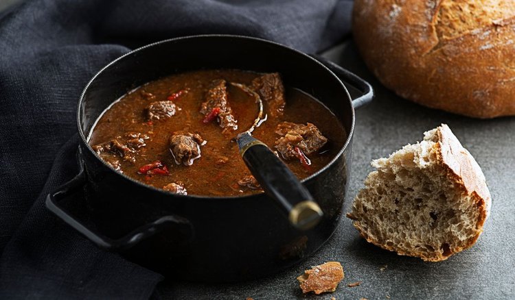 Zimą rodzina non stop prosi mnie o tą zupę gulaszową. Syci na cały dzień i niesamowicie rozgrzewa