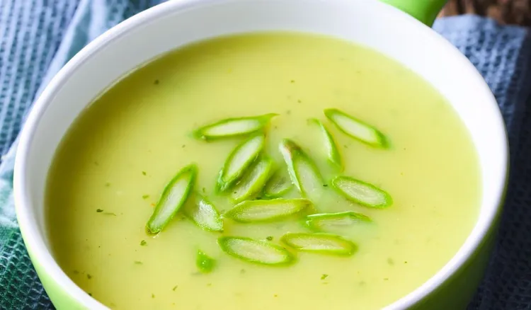 Zielona zupa jest wiosennym hitem. Moja rodzina co chwilę prosi mnie o taki obiad