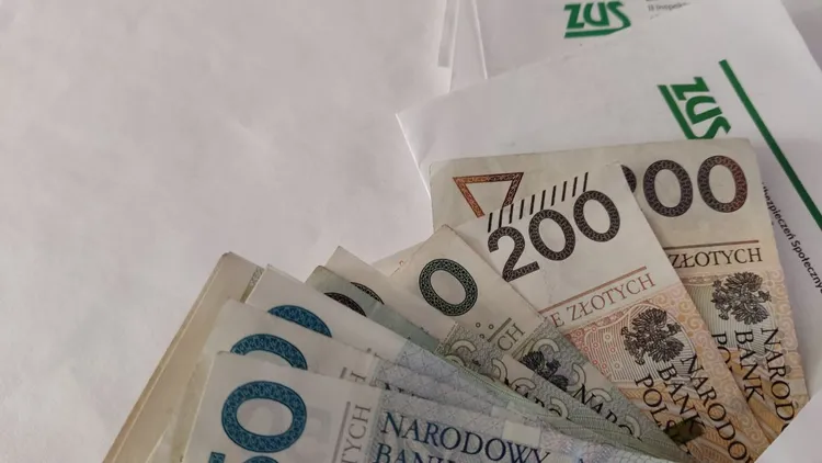 ZUS wypłaca dodatek do emerytury. Seniorzy dostaną 324 zł bez składania wniosku