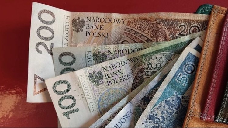 Pieniądze z ZUS po zmarłym nie zawsze z automatu. Konieczny może okazać się wniosek