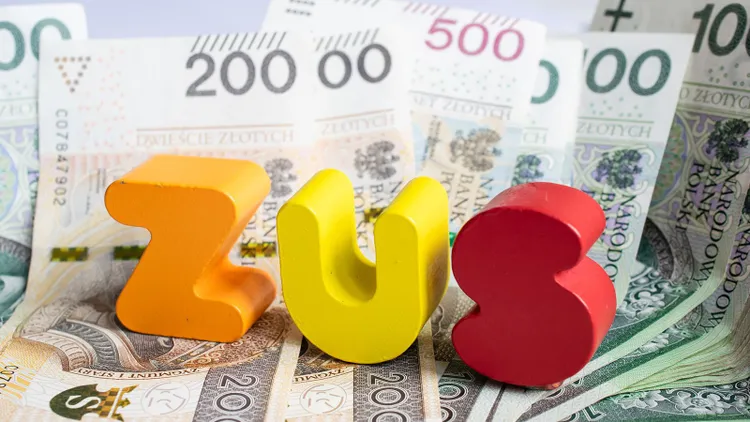 Ukończyłeś 56. rok życia, nie zwlekaj z tym wnioskiem. ZUS wypłaci Ci 2000 zł, a nawet więcej