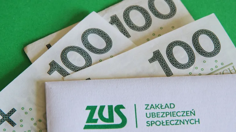 ZUS wypłaca 1431 zł na wniosek. Takie warunki trzeba spełnić