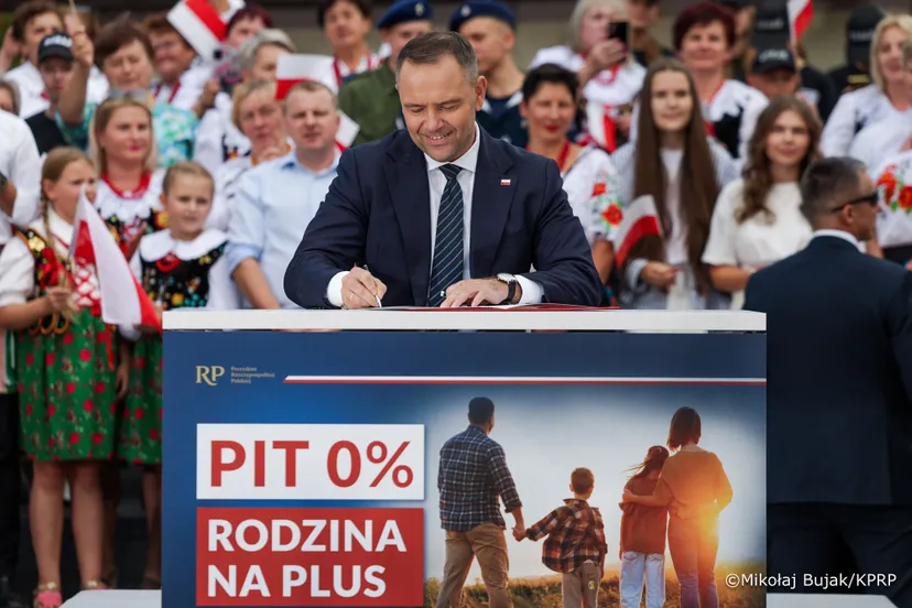 Zerowy PIT dla rodzin z dwójką dzieci. Tyle zostanie w kieszeniach Polaków, tysiąc złotych to mit