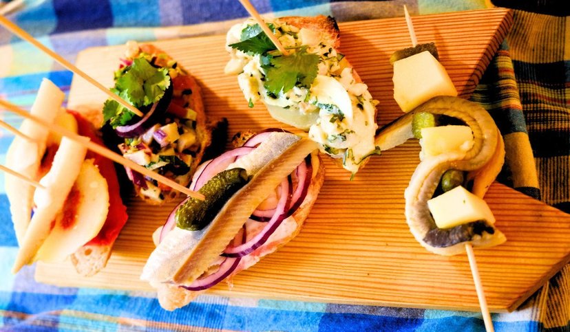 Kanapeczki ze śledziem podałem jak polskie tapas. Goście przecierali oczy
