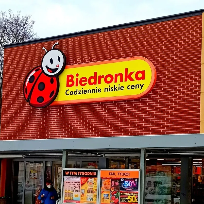 Szalone promocje w Biedronce od 28 września. Akcja 2+1 i przeceny aż do 80%, oferta ograniczona czasowo