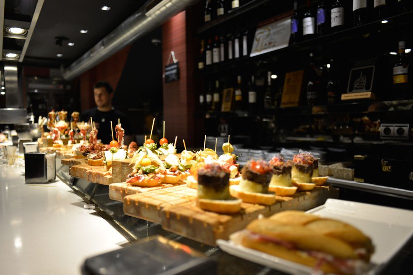 Kanapeczki ze śledziem podałem jak polskie tapas. Goście przecierali oczy