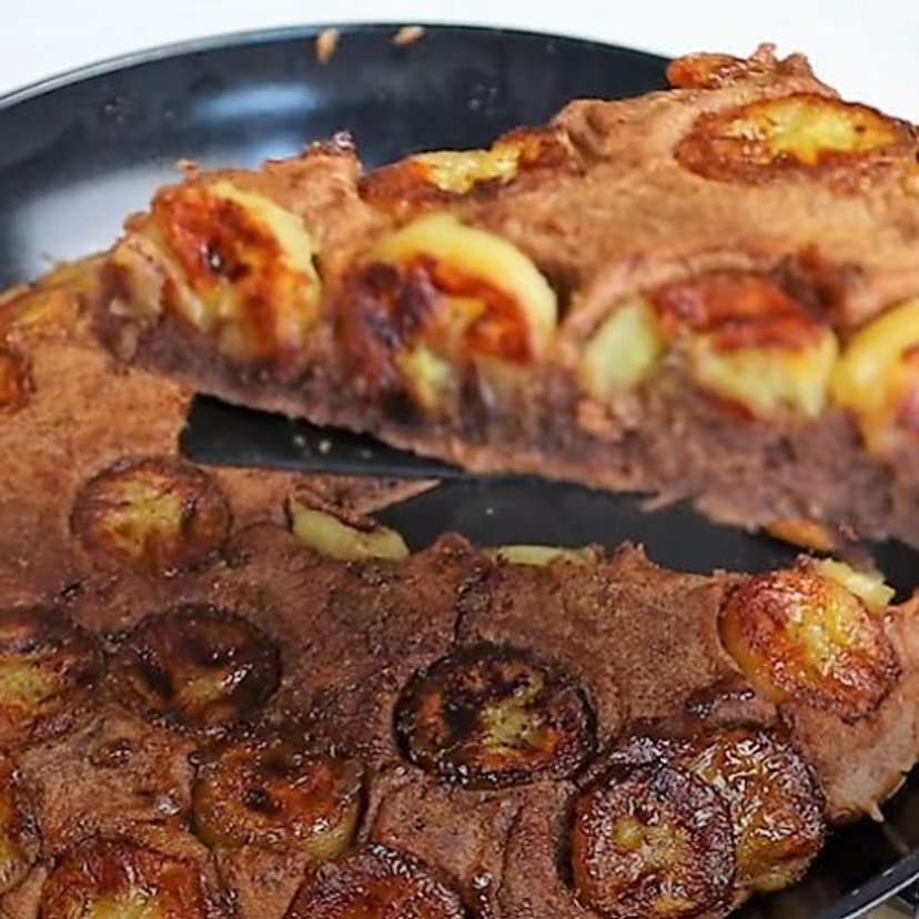 Usmaż banany na patelni i zalej gęstą masą. Najlepsze ciasto zrobisz bez piekarnika