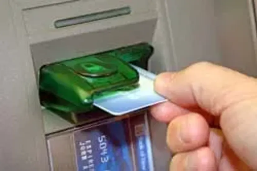 Pułapka w bankomacie. Jeśli zauważysz ten element, odejdź natychmiast. W moment wyzerują ci konto
