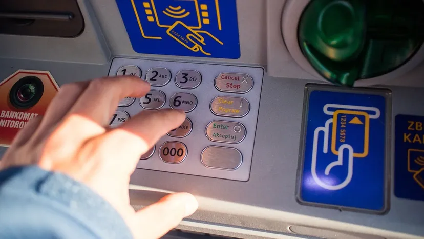 Musisz to widzieć, zanim włożysz kartę do bankomatu. Wystarczy jeden błąd i stracisz pieniądze