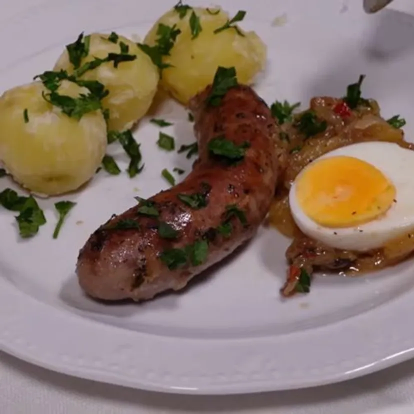Dodaj do cebuli i upiecz z białą kiełbasą. Dokładnie tak robiła moja babcia