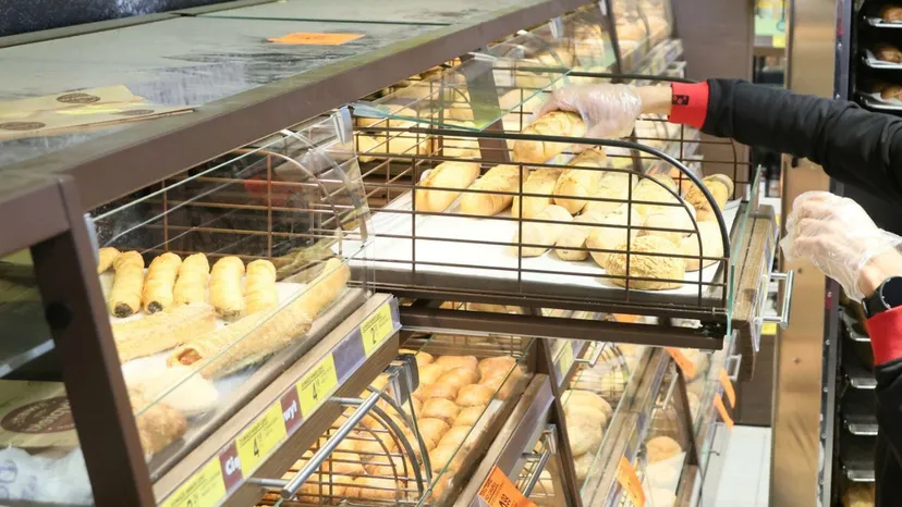 Biedronka w poważnych tarapatach. Klienci odkryli setki przeterminowanych produktów