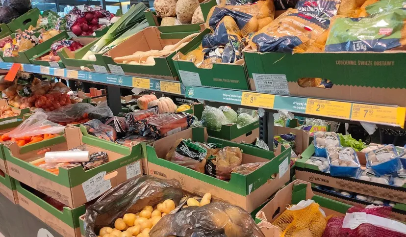 Biedronka w poważnych tarapatach. Klienci odkryli setki przeterminowanych produktów