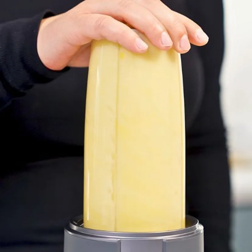 Weź banana, ananasa, 2 inne owoce i wrzuć do blendera. Wyjdzie z tego coś pysznego