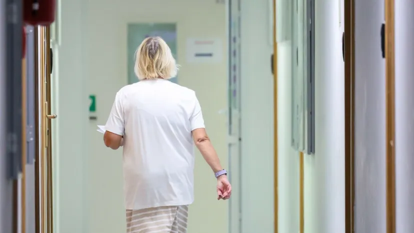 Tyle "na rękę" zarabia salowa w polskim szpitalu. Kwota zaskakuje, nie tego można się spodziewać