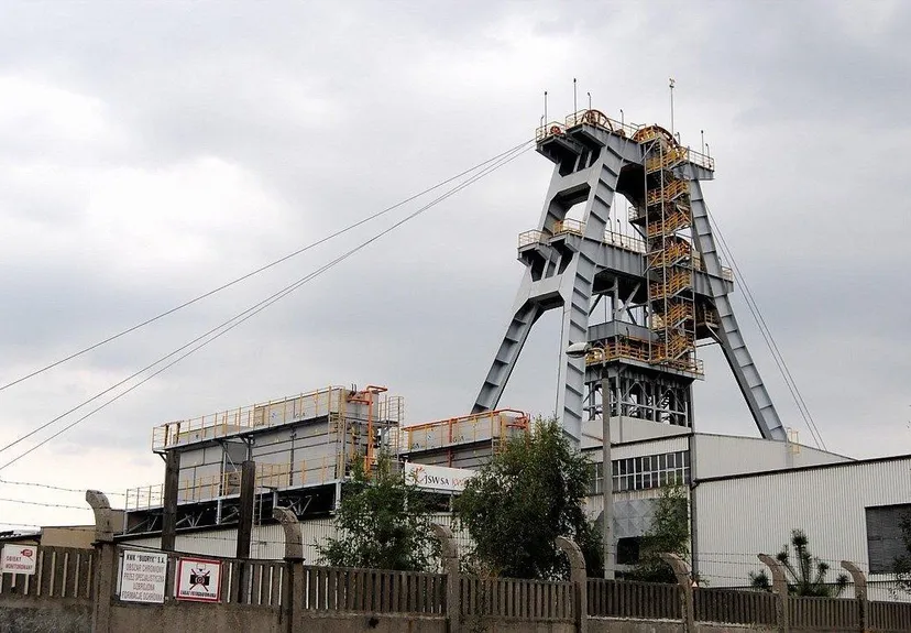 Śmigłowiec i karetki pod budynkiem kopalni. Władze JSW zabrały głos. Mówią o rannych