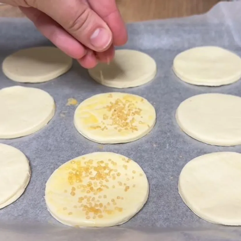 Biorę ciasto francuskie i daję ulubione nadzienie. Nie ma lepszego sposobu na domowe pączki