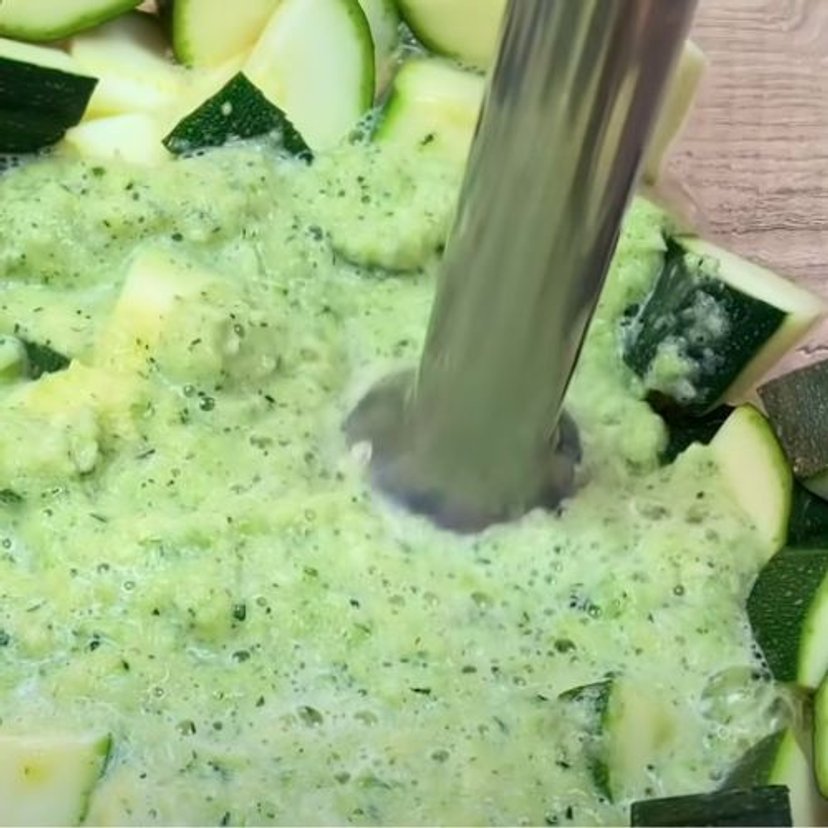 Dodaję jajka do cukinii i odpalam blender. O to danie najczęściej prosi mnie rodzina