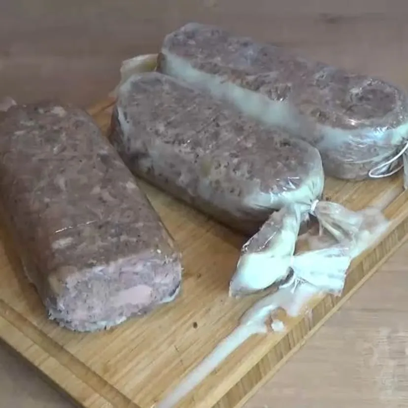 Zawiń wszystko w folię i podgrzej w garnku. Domowy salceson to hit