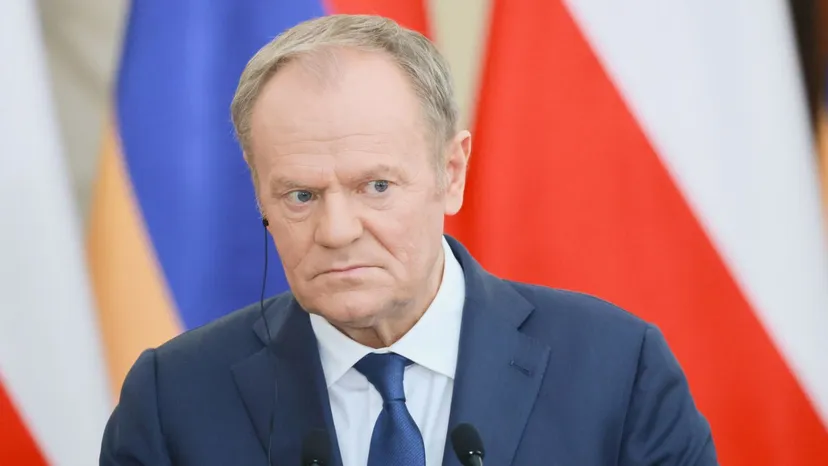 Weto Nawrockiego ws. SAFE. Sikorski ostro o decyzji prezydenta, na Kremlu już wiwatują