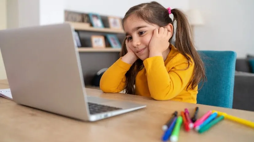 Rząd rozda setki tysięcy laptopów. Rewolucja w zasadach programu, nie każdy uczeń skorzysta