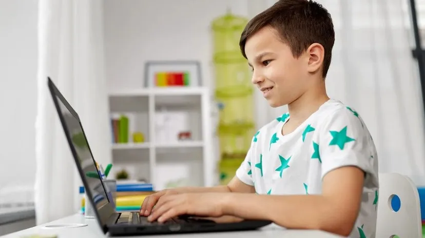 Rząd rozda setki tysięcy laptopów. Rewolucja w zasadach programu, nie każdy uczeń skorzysta