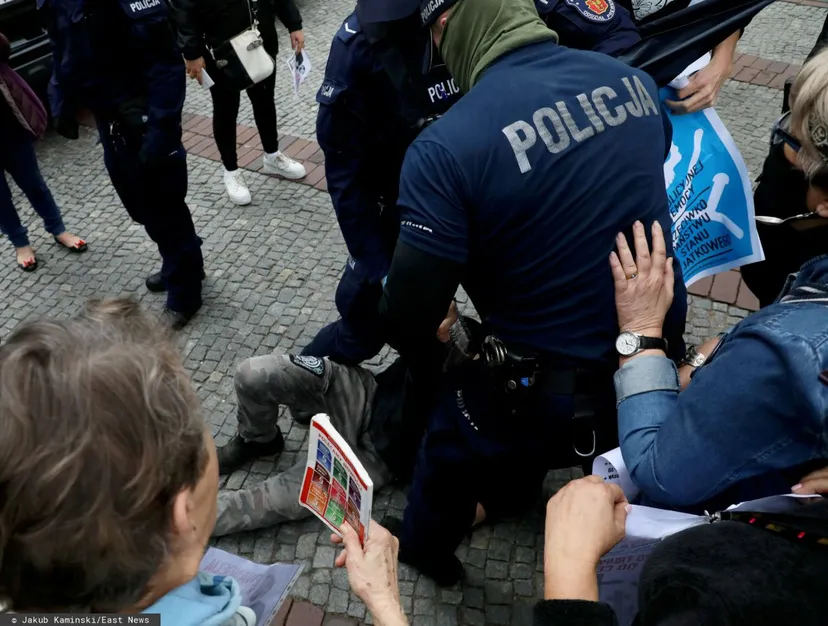 Co zrobić, gdy policjant każe nam odblokować telefon? Rzecznik Praw Obywatelskich chce zmian w prawie