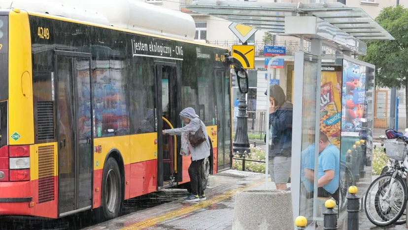 Darmowa komunikacja miejska dla seniorów. Te osoby nie zapłacą ani złotówki, wystarczy jeden dokument