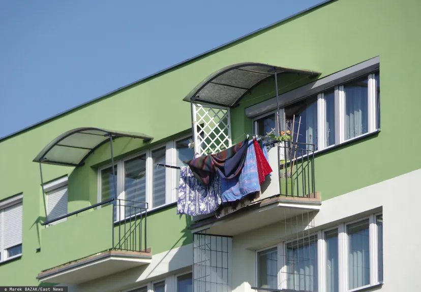 Polacy nagminnie popełniają ten błąd na balkonie. Mandat nawet 500 zł