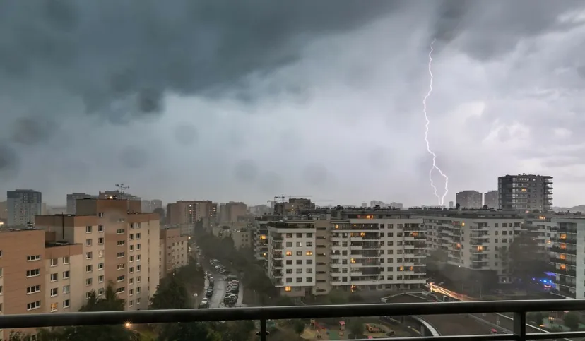 Odwrócona pogoda w Polsce. Alerty IMGW dla siedmiu województw. Przed nami nawałnice i ściana deszczu