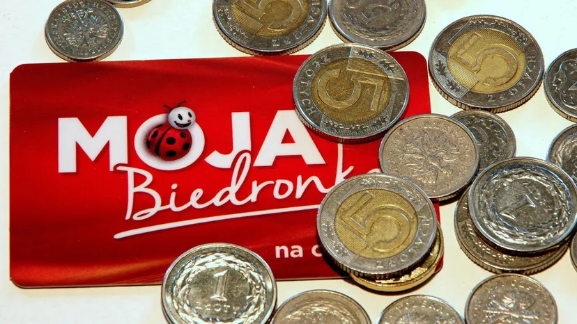 Karta Moja Biedronka już nie wystarczy. Dyskont zmienia zasady, seniorzy na tym stracą