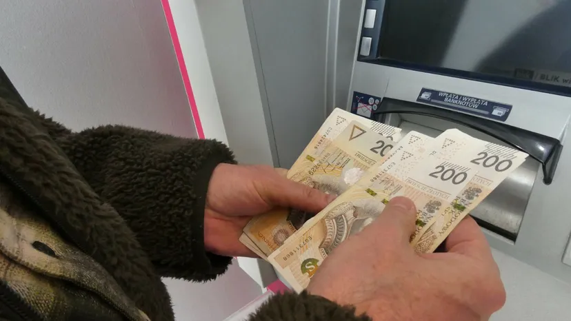 Typują ofiary pod bankomatami i kradną "na kolec". Polacy tracą dziesiątki tysięcy złotych