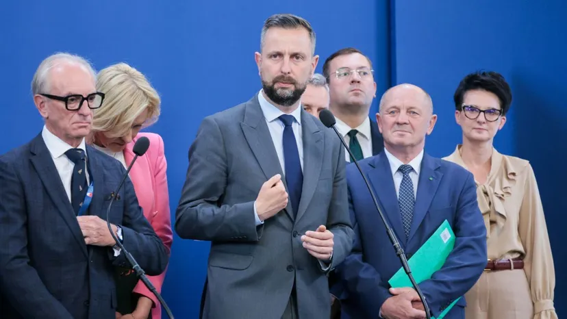 Takiego sondażu dawno nie widzieliśmy. Dwie partie pną się w górę, jedna spada na samo dno