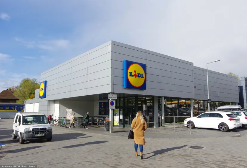 Nowe zasady na parkingach Lidla. Klienci nie muszą pobierać biletu i instalować aplikacji