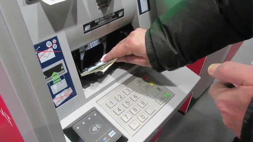 Dwa razy zastanów się zanim wypłacisz pieniądze z bankomatu. Wielkie podwyżki opłat za samo skorzystanie