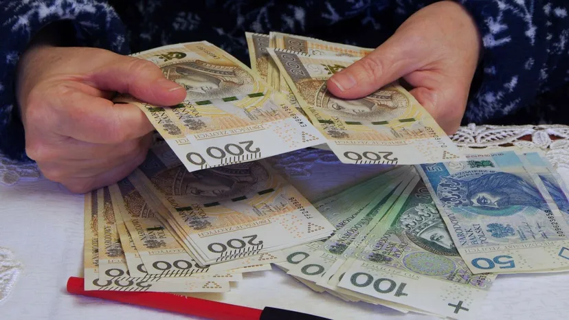 NBP ostrzega. Polacy masowo ruszyli do bankomatów, wypłacają oszczędności