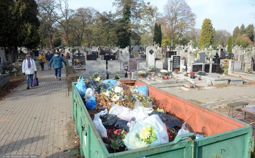Wcale nie do kosza. To tutaj Polacy powinni wyrzucać zużyte znicze, wielu popełnia ten błąd