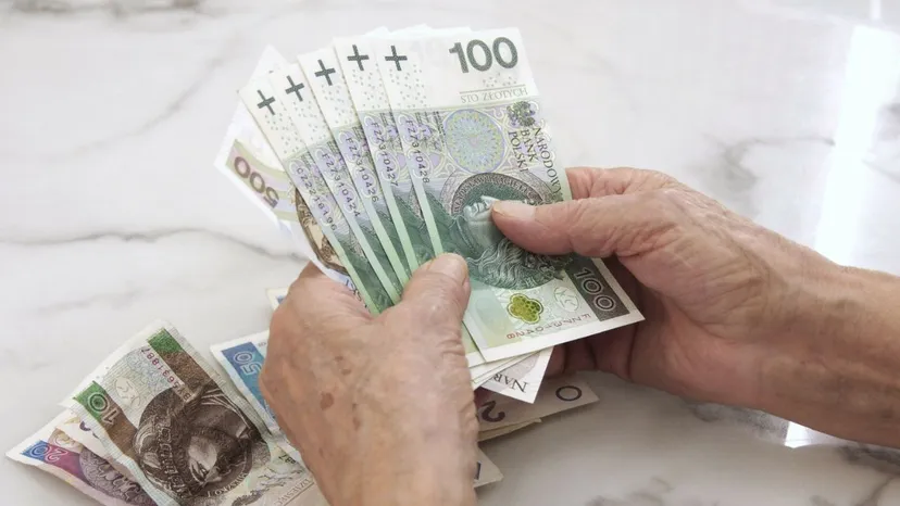 O tyle mogą wzrosnąć emerytury i renty w 2026 roku. Rząd przedstawił propozycję