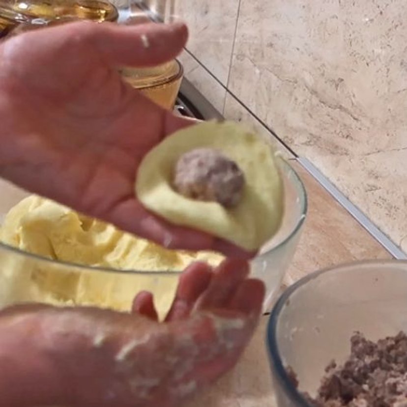 Gdy zostanie mi mięso po rosole, robię takie pyzy. Rodzina zajada się nimi, aż się uszy trzęsą