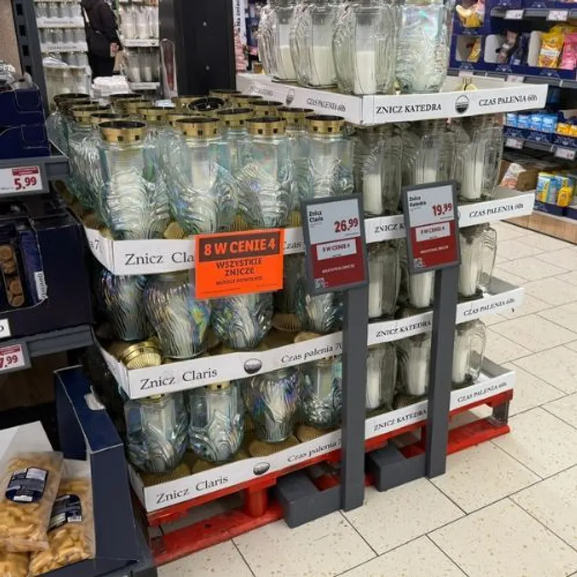 „8 w cenie 4“ kontra „4+4 gratis“. Lidl i Biedronka kuszą promocjami na znicze, trzeba uważać na szczegóły ofert