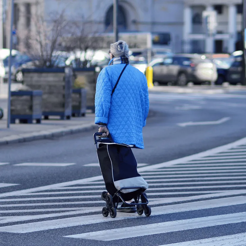 Oszuści znaleźli nowy sposób, pukają do drzwi w środku nocy. Tak seniorka straciła 120 tys. zł
