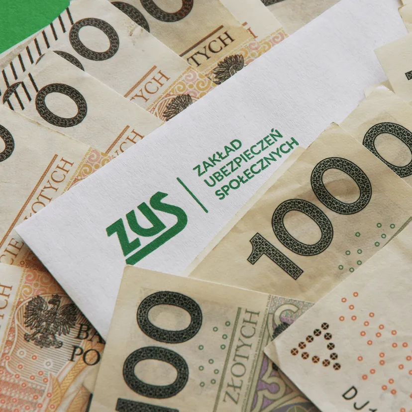 ZUS wypłaca 336 zł bez względu na dochód. Ci seniorzy mogą już starać się o to świadczenie