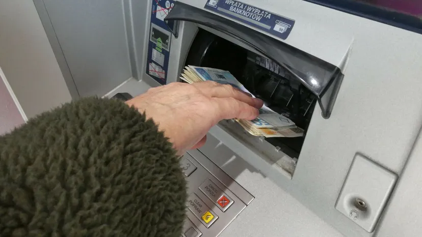 Banki apelują o wypłacanie pieniędzy z kont. Wskazano konkretne kwoty